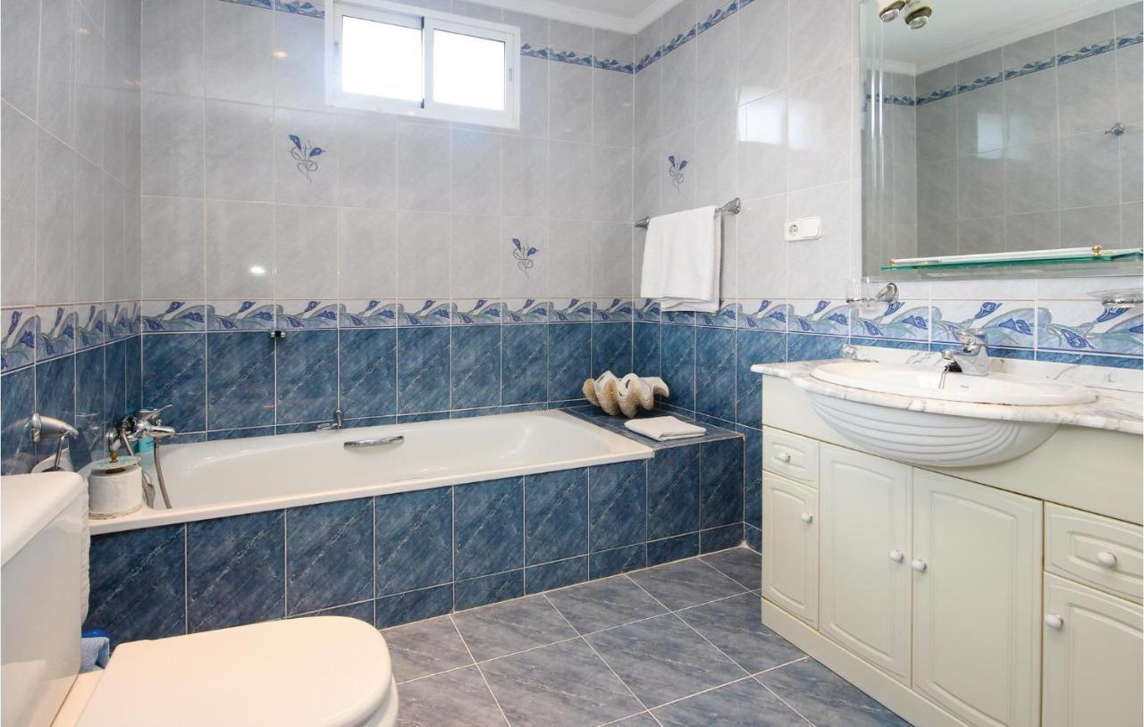 Gorgeous Apartment In Urb El Chaparral With Wifi Ла Кала де Михас Екстериор снимка